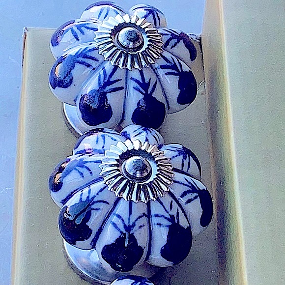 INSTANT FURNITURE UPDATE KNOBS PULLS NAVY WHITE PORCELAIN SILVER SET OF 4 NEW - Picture 4 of 7